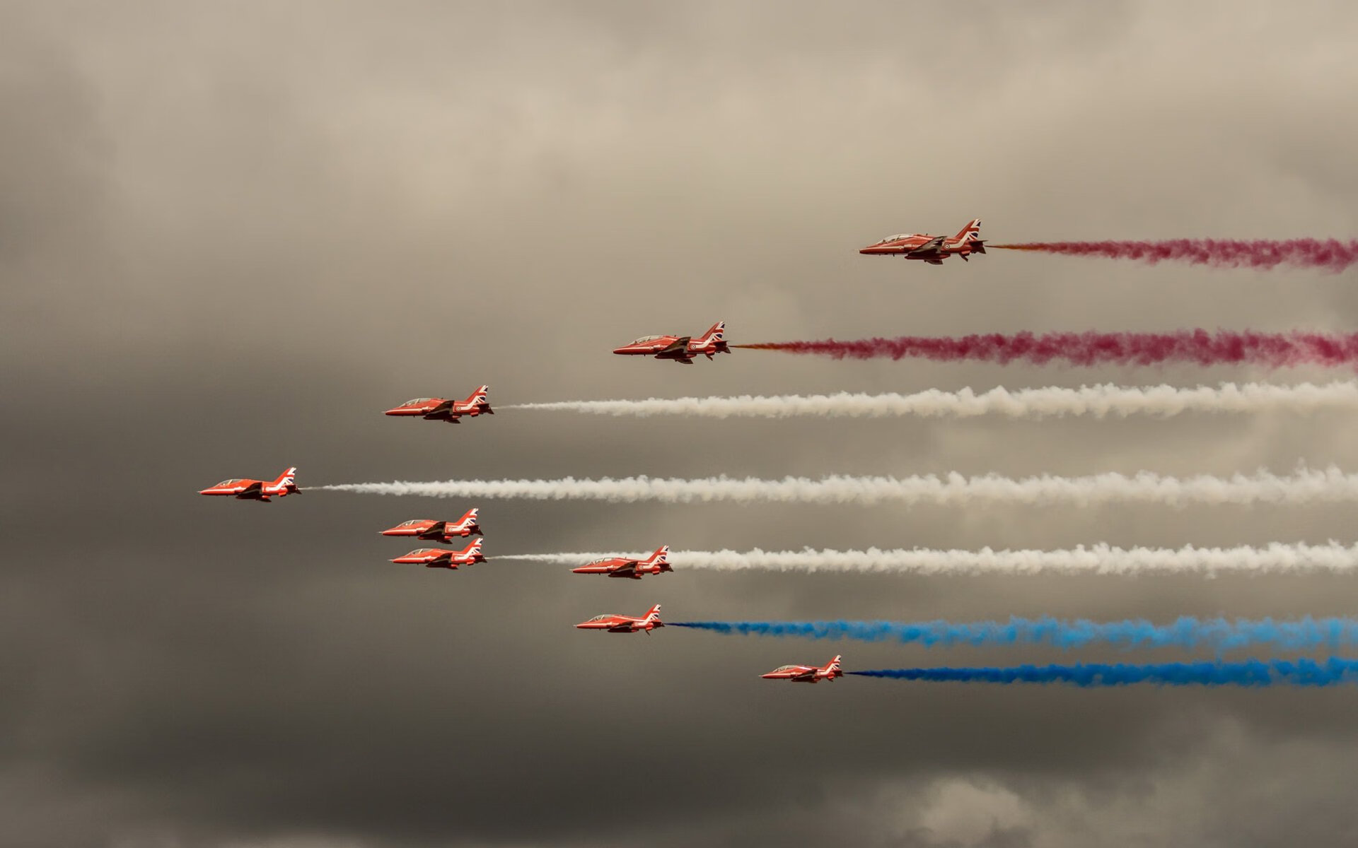 球场内外:比赛精彩、悬念和球迷支持完美结合,球场内讧